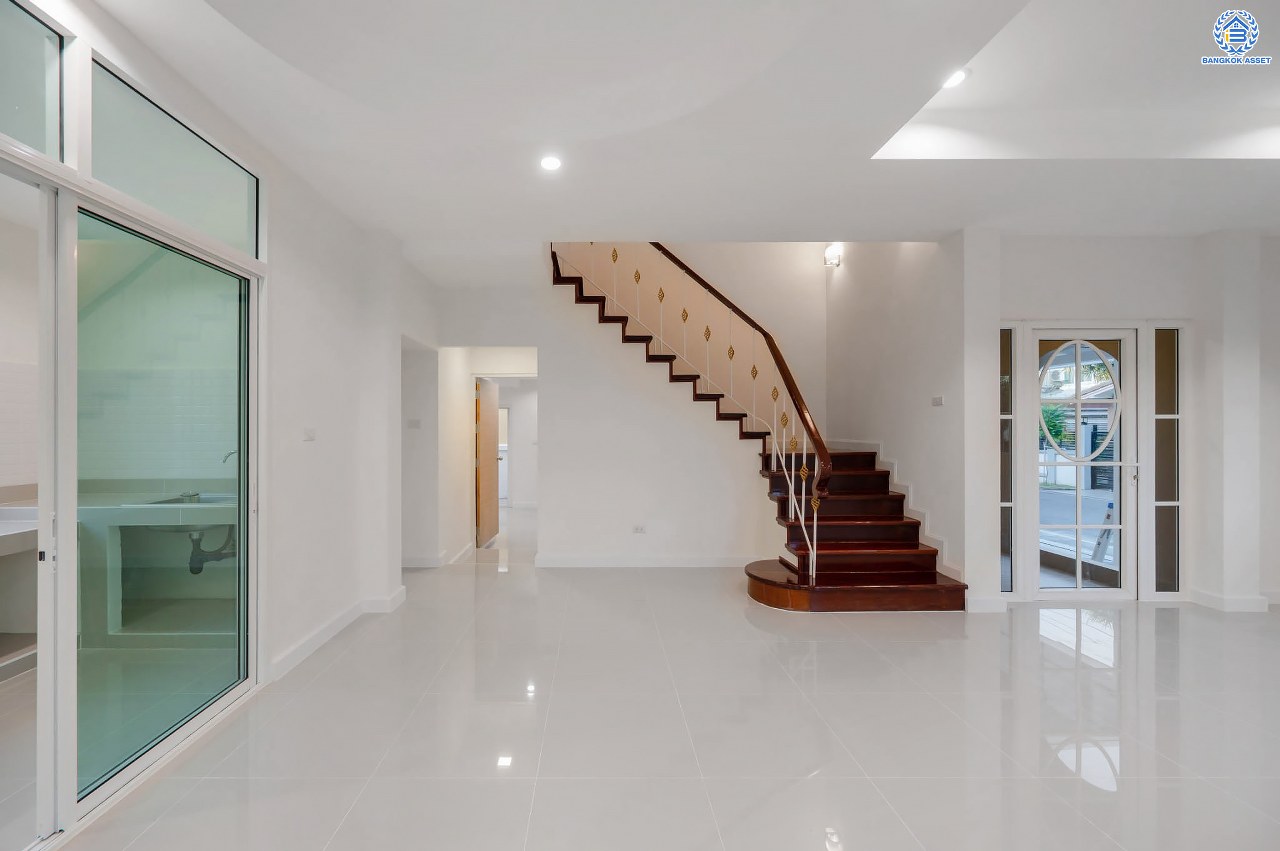 บ้านมือสองตกแต่งใหม่ โครงการ นราวดี  วงแหวน-พระราม5 เนื้อที่กว้าง 58.5 ตร.ว. พื้นที่ใช้สอย 157.3 ตร.ม. ฟังก์ชัน 4  ห้องนอน (ห้องนอนชั้นล่าง 1 ห้อง) 4 ห้องน้ำ 2 ที่จอดรถ บนทำเลติดถนนนครอินทร์ เดินทางง่าย เชื่อมต่อถนนกาญจนาภิเษก, ถนนนครอินทร์, ถนนราชพฤกษ์, ถนนพระราม5 ใกล้จุดขึ้นทางด่วน "ศรีรัช"